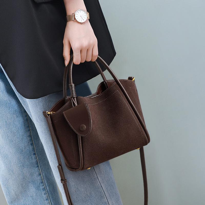 Portable vegetable basket bag women s new messenger women s bag leather bucket bag fashion shoulder bag
Portable vegetable basket bag women s new messenger women s bag leather bucket bag fashion shoulder bag
