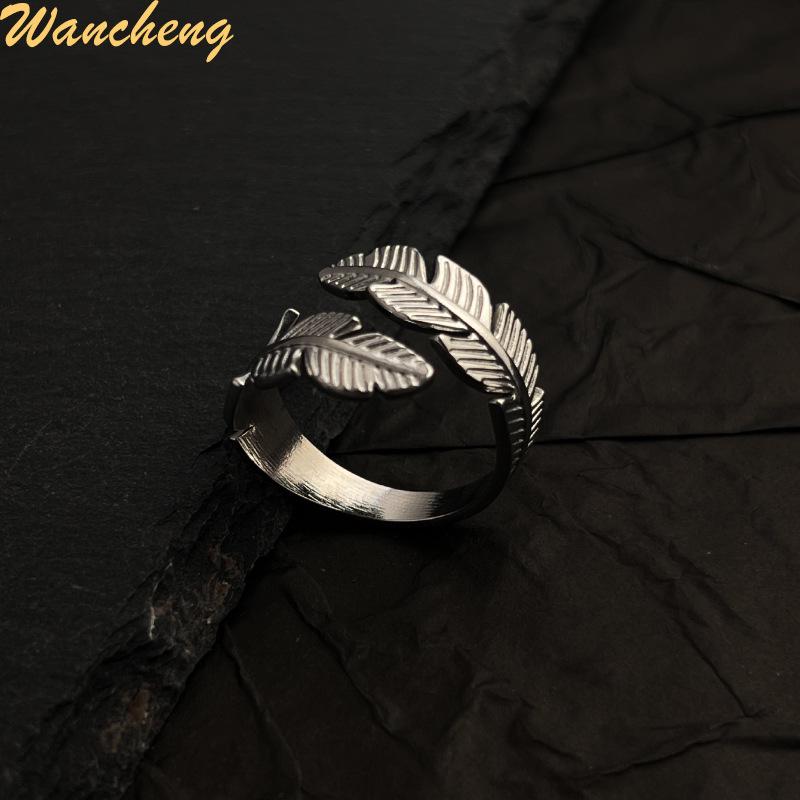 Открытое кольцо Перо с покрытием из 18-каратного золота, Модная бижутерия из нержавеющей стали и титана.
Открытое кольцо Перо с покрытием из 18-каратного золота, Модная бижутерия из нержавеющей стали и титана.