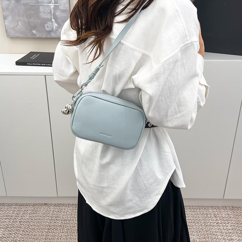 Premium texture simple casual shoulder bag women s 2025 summer new versatile messenger small square bag
Premium texture simple casual shoulder bag women s 2025 summer new versatile messenger small square bag