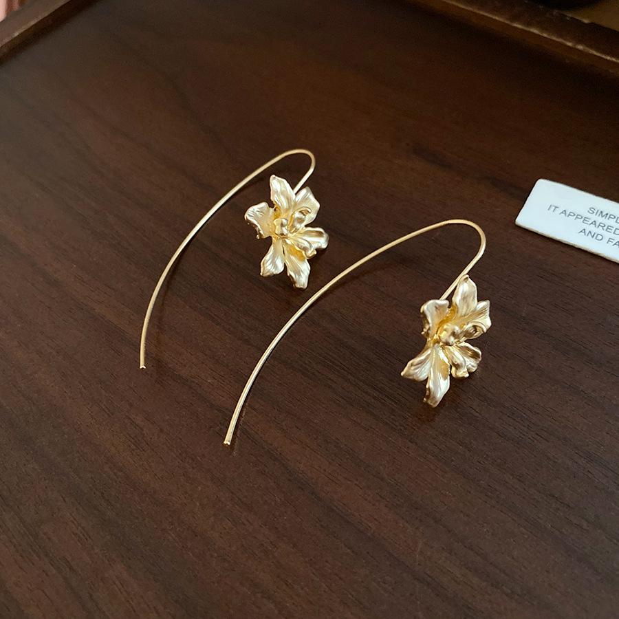 Retro court style iris pendant ear hook women s light luxury personality fashion versatile earrings autumn and winter high-end earrings
Retro court style iris pendant ear hook women s light luxury personality fashion versatile earrings autumn and winter high-end earrings