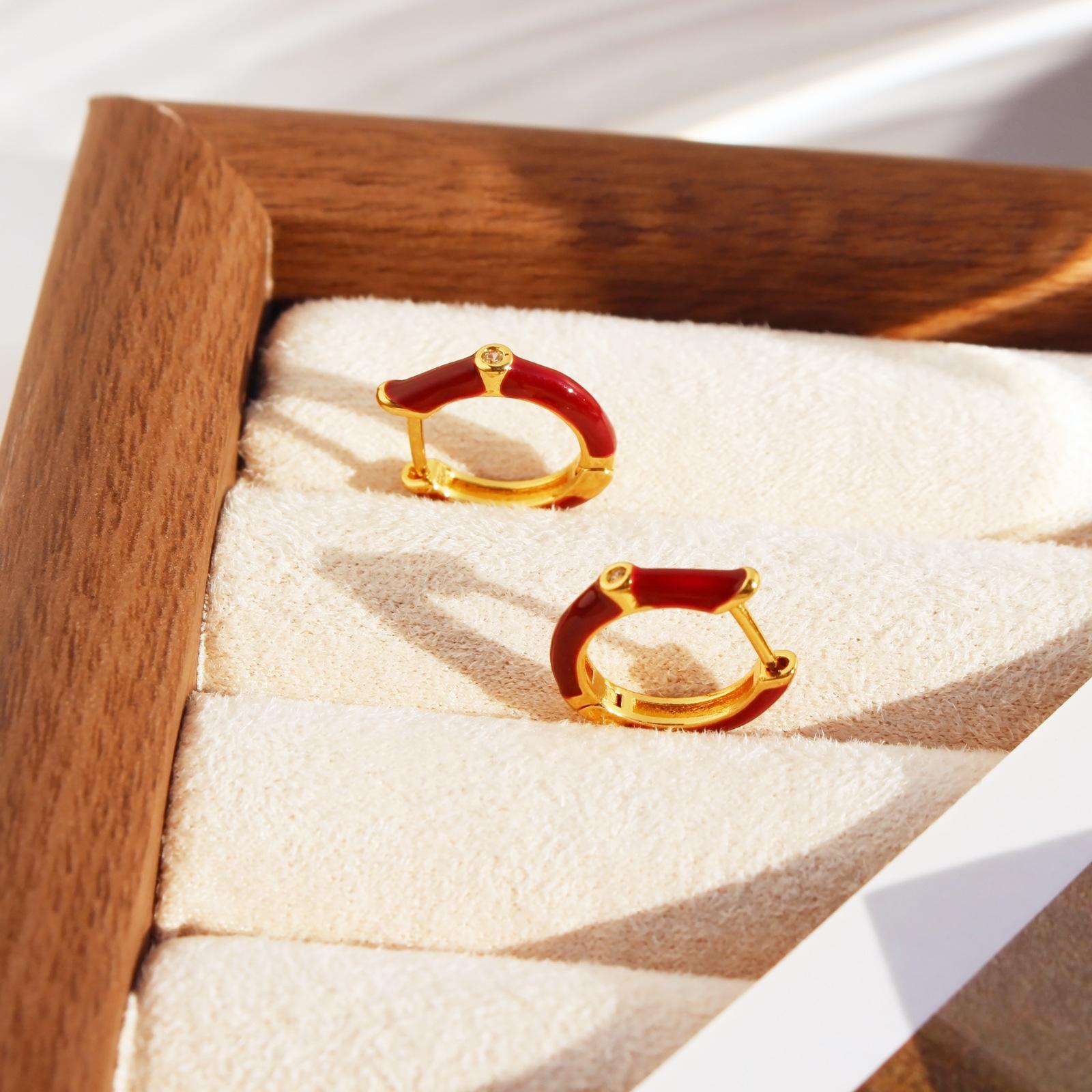 Осень и зима Новые французские ретро бордовые эмалевые маленькие круглые серьги, инкрустированные цирконием Изысканные маленькие серьги 278 красный
Осень и зима Новые французские ретро бордовые эмалевые маленькие круглые серьги, инкрустированные цирконием Изысканные маленькие серьги 278 красный