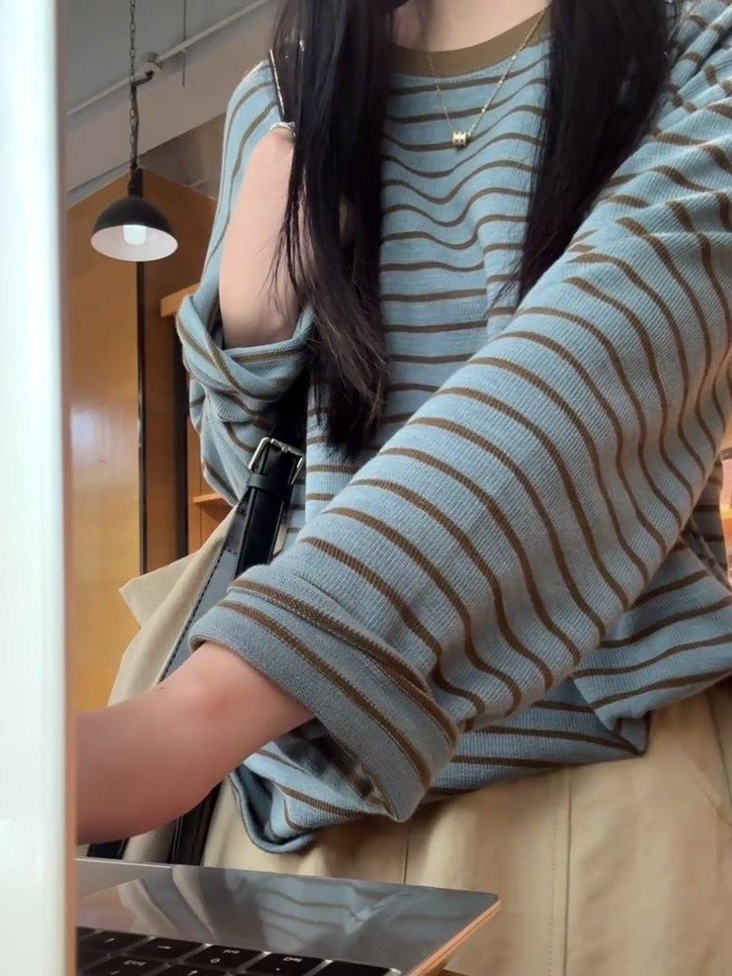 Women s Korean Blue Striped Knit Pullover - Spring Casual, Versatile, Slimming, Loose Fit One Size (recommended for 40-65 kg)
Women s Korean Blue Striped Knit Pullover - Spring Casual, Versatile, Slimming, Loose Fit One Size (recommended for 40-65 kg)
