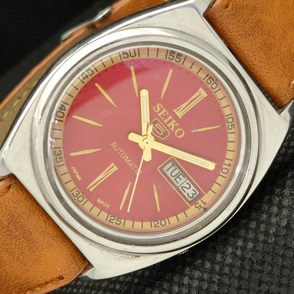 Б/У винтажные мужские часы SEIKO 5 AUTOMATIC JAPAN MENS DAY/DATE RED 596-a312759-2 SKU596-a312759
Б/У винтажные мужские часы SEIKO 5 AUTOMATIC JAPAN MENS DAY/DATE RED 596-a312759-2 SKU596-a312759