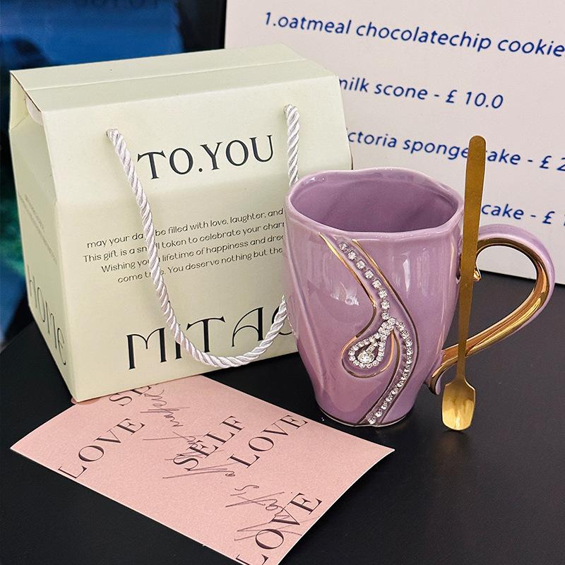 Light Luxury European-style Ceramic Water Cup Hand Painted Golden Mug for Girls Exquisite Diamond Chain Cup Gift Box Business Souvenir 400ml
Light Luxury European-style Ceramic Water Cup Hand Painted Golden Mug for Girls Exquisite Diamond Chain Cup Gift Box Business Souvenir 400ml