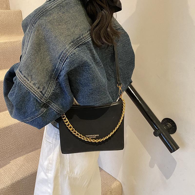 Chain small bag women s 2025 new autumn black bucket bag fashion shoulder messenger bag work hand bag 22*10*17 чёрный
Chain small bag women s 2025 new autumn black bucket bag fashion shoulder messenger bag work hand bag 22*10*17 чёрный