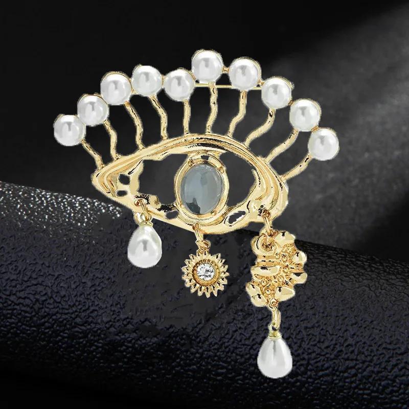 Middle Design Vintage Baroque Eyes Pearl Tassel Pins Brooches For Women Men Retro Classic Palace Metal Suit Coat Badges Buckles
Middle Design Vintage Baroque Eyes Pearl Tassel Pins Brooches For Women Men Retro Classic Palace Metal Suit Coat Badges Buckles