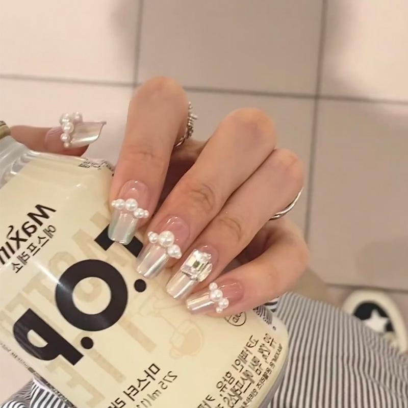 Wearable Aurora Pearl Nail Art: Short Milk White Diamond Stickers, Removable Fake Nails Phototherapy Glue Kit
Wearable Aurora Pearl Nail Art: Short Milk White Diamond Stickers, Removable Fake Nails Phototherapy Glue Kit