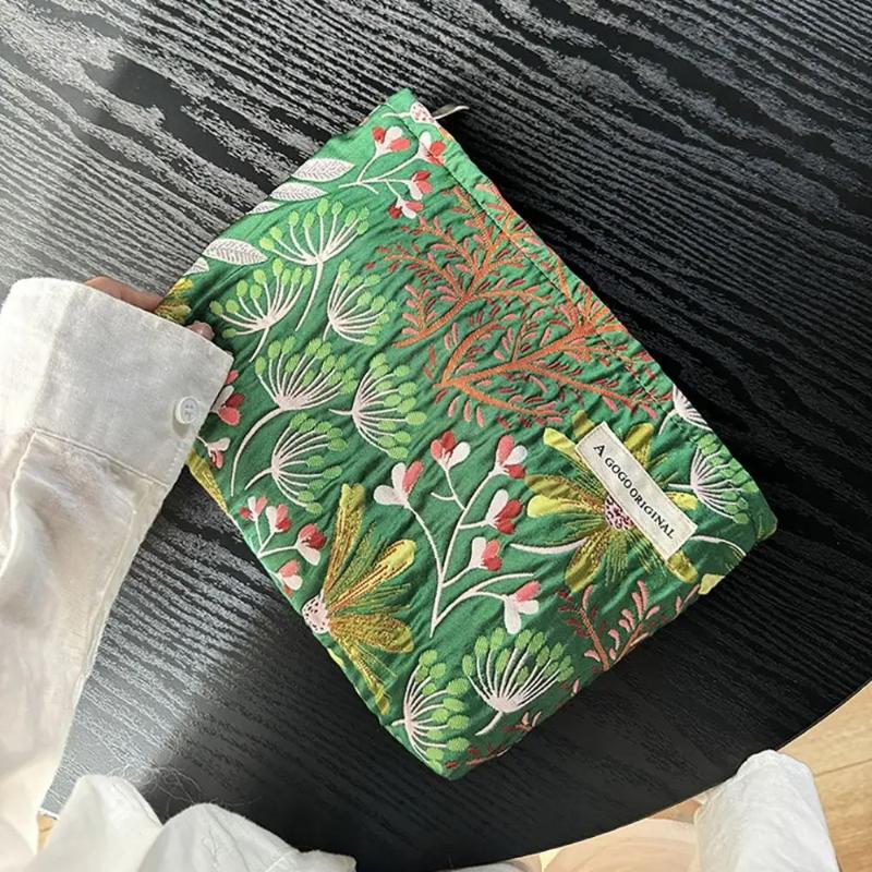 High Quality Dasiphora Fruticosa Makeup Bag Travel Organizer Portable Toiletry Bag Large Capacity Cosmetic Bag
High Quality Dasiphora Fruticosa Makeup Bag Travel Organizer Portable Toiletry Bag Large Capacity Cosmetic Bag