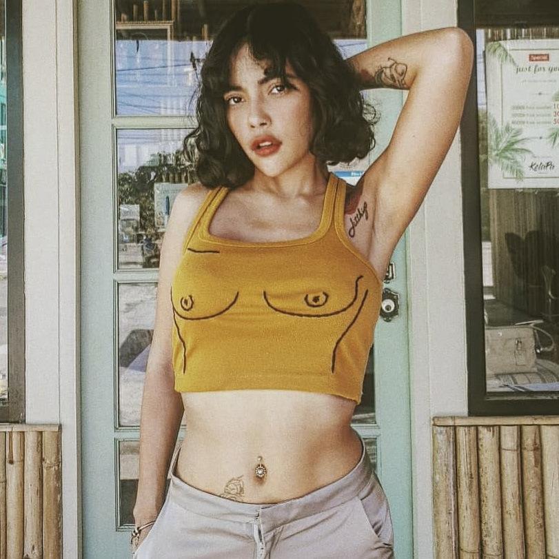 Вышитая маленькая майка с подтяжками для женщин, летняя верхняя одежда, облегающий крой, открытый пупок и топ без рукавов с низом для женщин
Вышитая маленькая майка с подтяжками для женщин, летняя верхняя одежда, облегающий крой, открытый пупок и топ без рукавов с низом для женщин