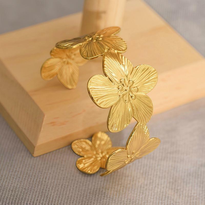 European and American jewelry retro enamel jewelry high-end sense gold wide-edge bracelet hollow flower opening stainless steel bracelet
European and American jewelry retro enamel jewelry high-end sense gold wide-edge bracelet hollow flower opening stainless steel bracelet