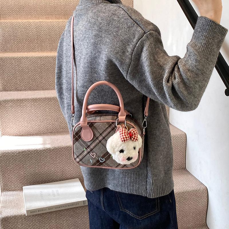 Retro portable bowling bag women s 2025 autumn new fashion texture portable small square bag simple messenger bag 20*7.5*14
Retro portable bowling bag women s 2025 autumn new fashion texture portable small square bag simple messenger bag 20*7.5*14