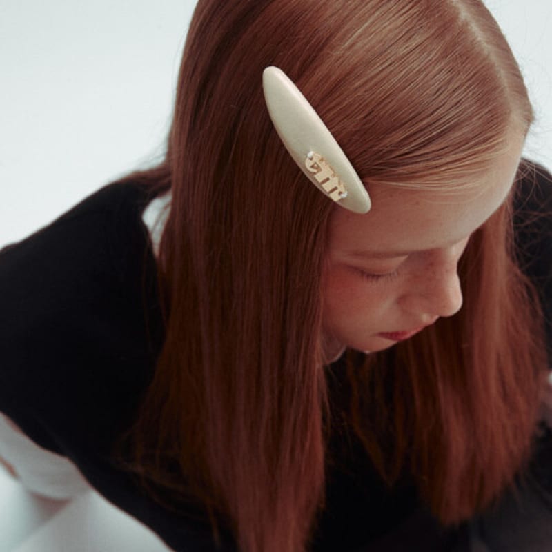 Elizabeth Moments Beige Oval Patent Leather Hair Pin Mini
Elizabeth Moments Beige Oval Patent Leather Hair Pin Mini