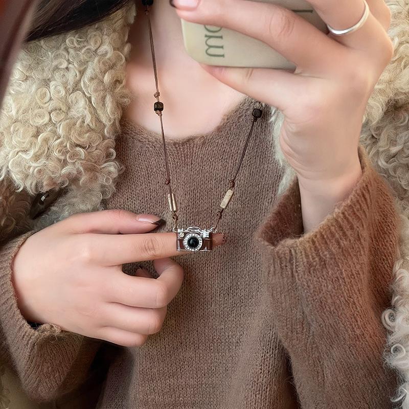 1Pcs Women S Punk Hip-Hop Simple Personality Collar Vintage Y2K Brown Camera Pendant Necklace Female Unique Fashion Accessories onesize
1Pcs Women S Punk Hip-Hop Simple Personality Collar Vintage Y2K Brown Camera Pendant Necklace Female Unique Fashion Accessories onesize