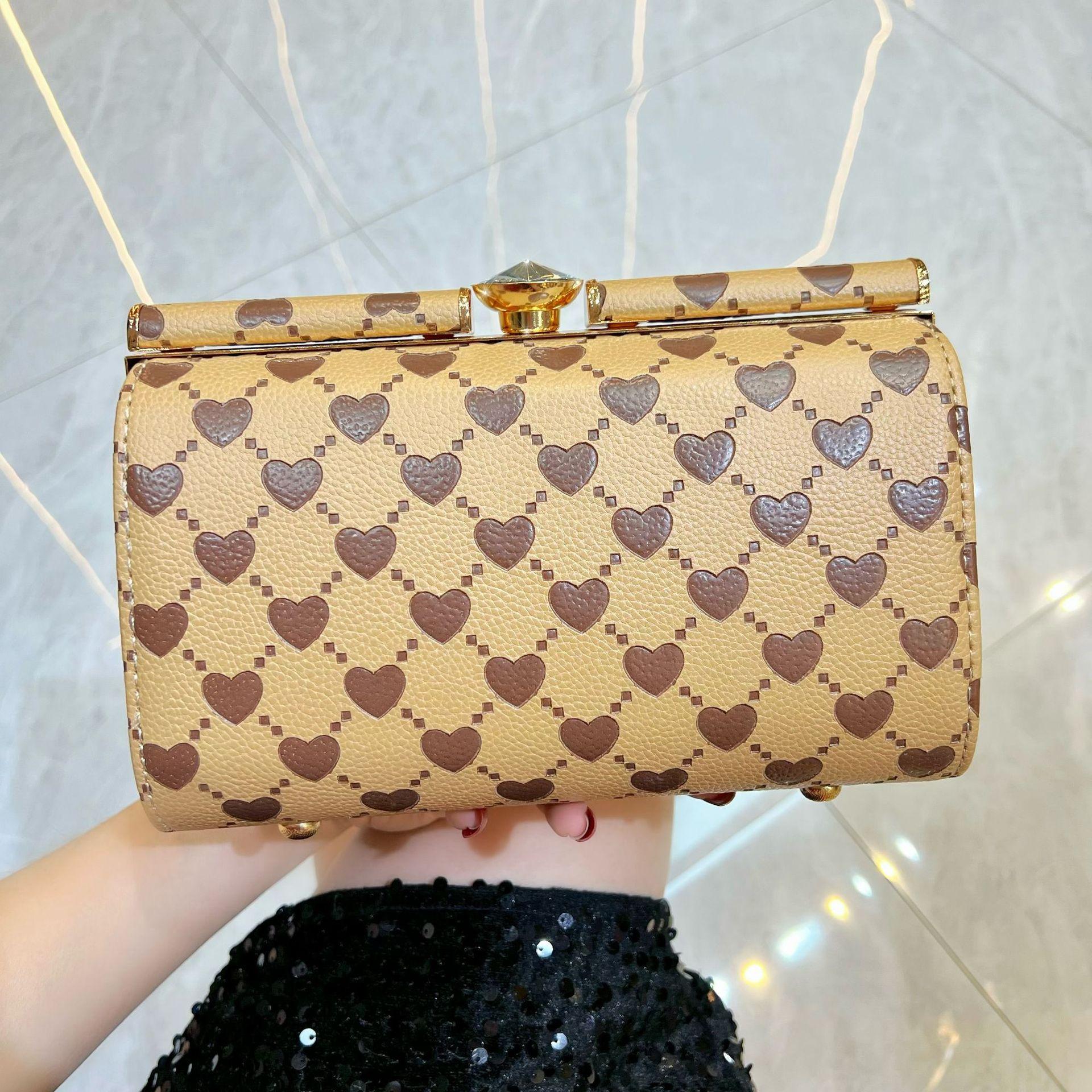 simple women s armpit bag, high-end sense, large-capacity commuter women s bag, box bag, fashionable messenger shoulder bag.
simple women s armpit bag, high-end sense, large-capacity commuter women s bag, box bag, fashionable messenger shoulder bag.