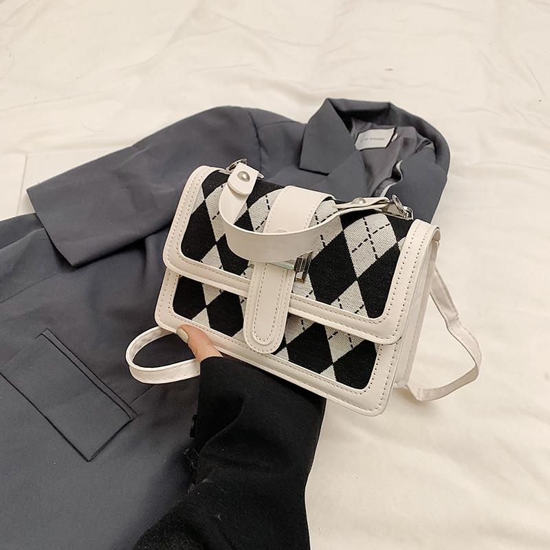 Trendy Vintage Inspired Small Square Bag With Soft Texture For Daily Fashion Needs білий
Trendy Vintage Inspired Small Square Bag With Soft Texture For Daily Fashion Needs білий