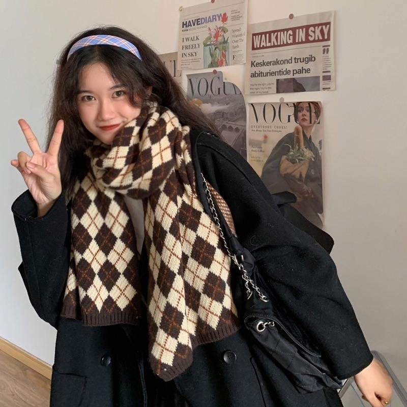 Medium and long wind rhombus plaid scarf women s thickened knitted texture imitation cashmere scarf average size
Medium and long wind rhombus plaid scarf women s thickened knitted texture imitation cashmere scarf average size