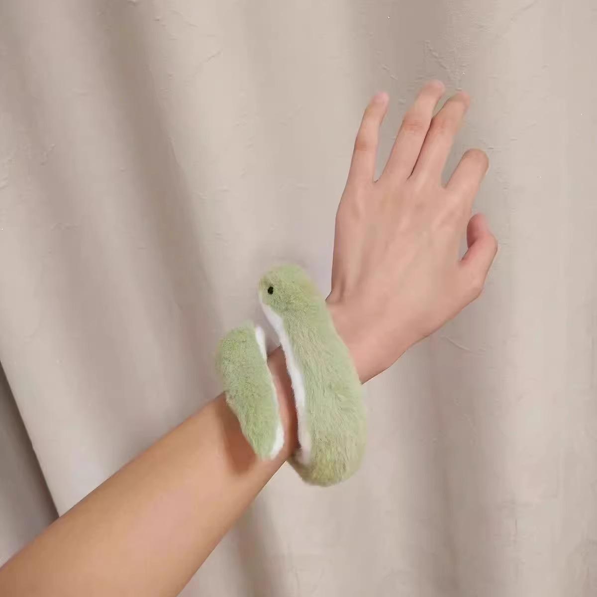 Плюшевый Зеленый Змей Красной Шапочки: Гибкое, Оборачивающееся Украшение и Талисман Года Змеи
Плюшевый Зеленый Змей Красной Шапочки: Гибкое, Оборачивающееся Украшение и Талисман Года Змеи