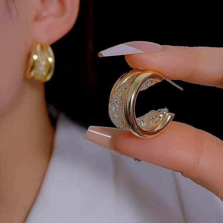 Элегантные высококачественные серьги в форме буквы C для женщин в холодном стиле – корейская мода, горячая распродажа
Элегантные высококачественные серьги в форме буквы C для женщин в холодном стиле – корейская мода, горячая распродажа