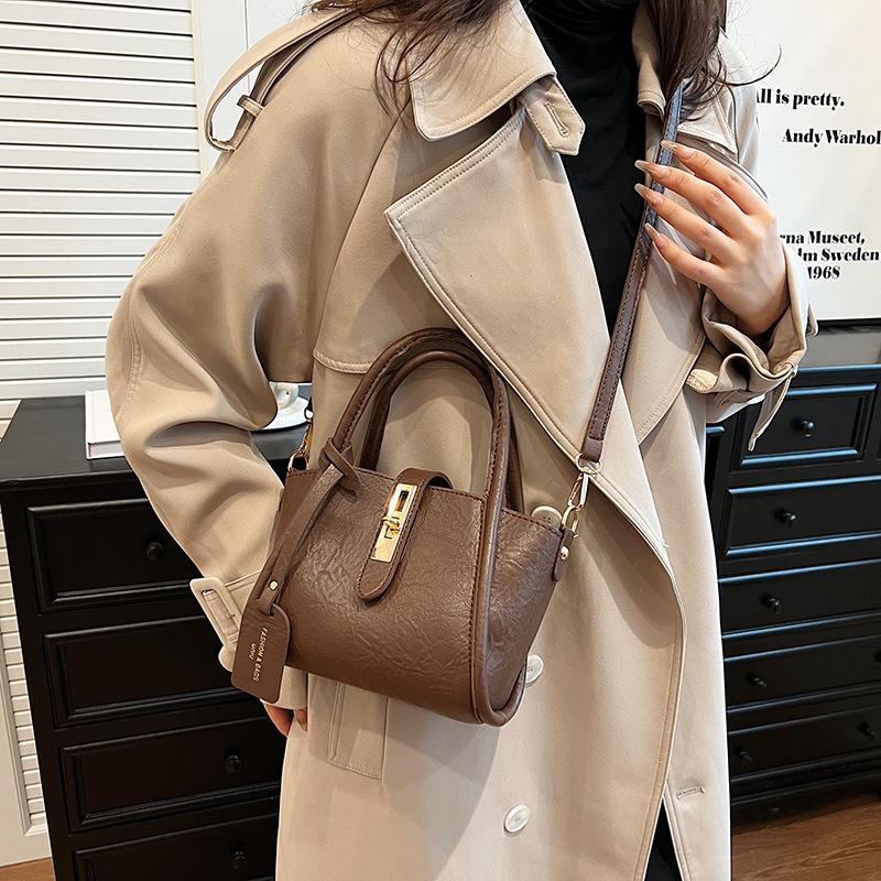 Niche design casual versatile simple fashion texture single shoulder crossbody portable bucket bag portable cylinder коричневый
Niche design casual versatile simple fashion texture single shoulder crossbody portable bucket bag portable cylinder коричневый
