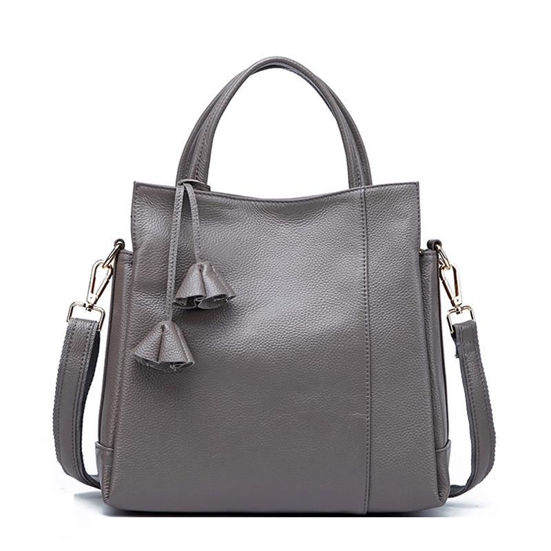 Cowhide women s handbag casual versatile black daily commuting single shoulder crossbody tote bag
Cowhide women s handbag casual versatile black daily commuting single shoulder crossbody tote bag