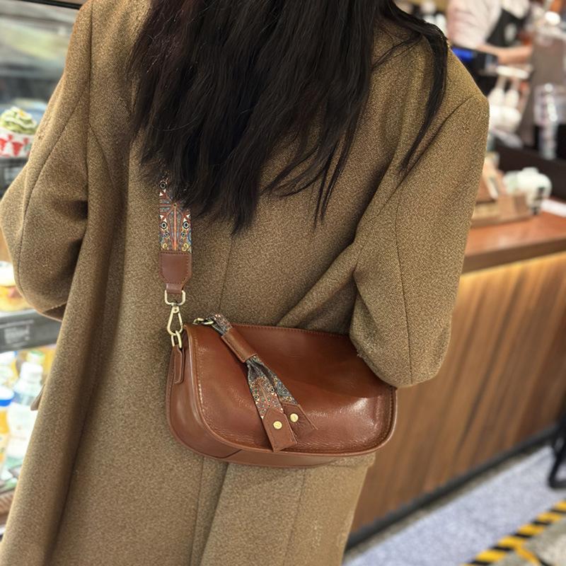 Повседневная женская сумка из натуральной кожи в стиле ретро, простая сумка-мессенджер через плечо, большая вместимость, первый слой из воловьей кожи, широкий плечевой ремень, маленькая квадратная сумка для женщин темно-коричневого
Повседневная женская сумка из натуральной кожи в стиле ретро, простая сумка-мессенджер через плечо, большая вместимость, первый слой из воловьей кожи, широкий плечевой ремень, маленькая квадратная сумка для женщин темно-коричневого