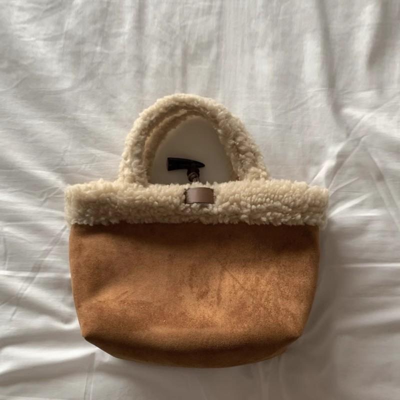 Bags Women s 2025 New Niche Design Retro Contrasting Color Imitation Lamb Hair Splicing Horn Buckle Portable Tote Bag
Bags Women s 2025 New Niche Design Retro Contrasting Color Imitation Lamb Hair Splicing Horn Buckle Portable Tote Bag