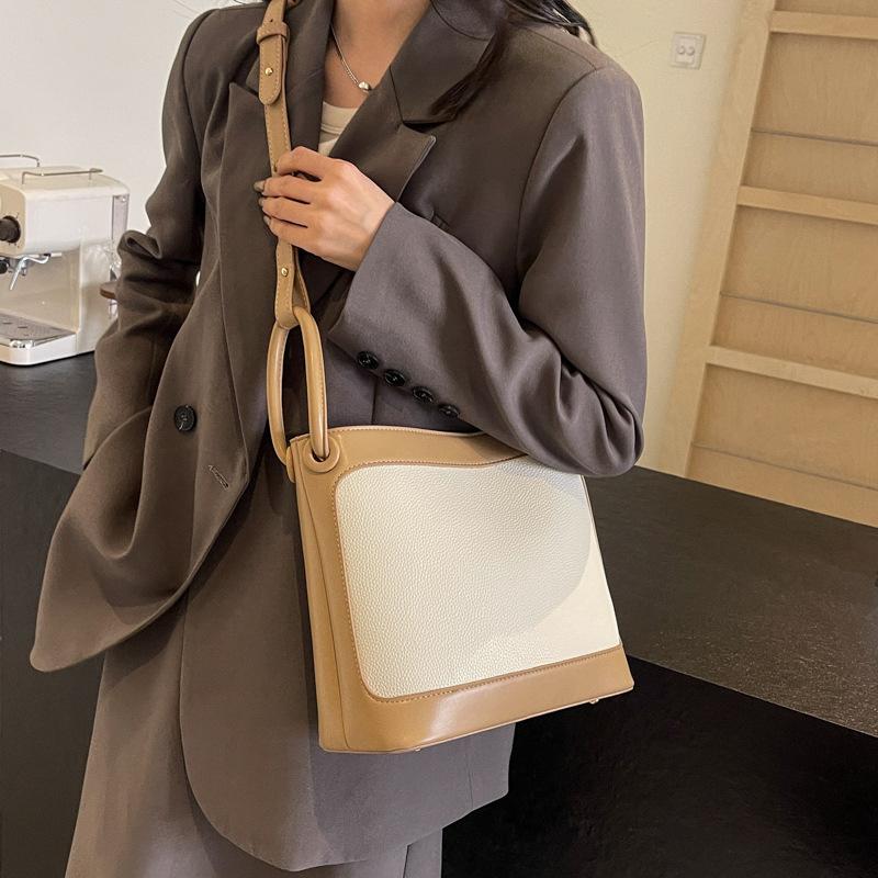 Urban texture large-capacity bucket bag 2025 spring new women s bag temperament contrasting color shoulder messenger bag
Urban texture large-capacity bucket bag 2025 spring new women s bag temperament contrasting color shoulder messenger bag