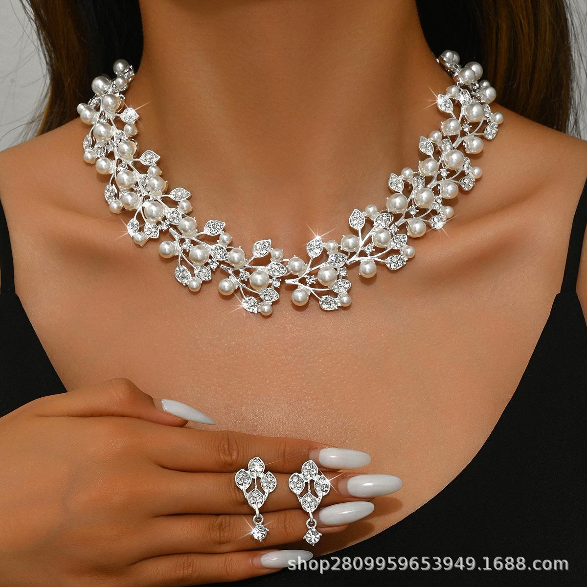 Pearl Leaf Necklace Earrings Set Women s Fashion OL Alloy Jewelry Set Dress Accessories 2452 срібні білого кольору
Pearl Leaf Necklace Earrings Set Women s Fashion OL Alloy Jewelry Set Dress Accessories 2452 срібні білого кольору