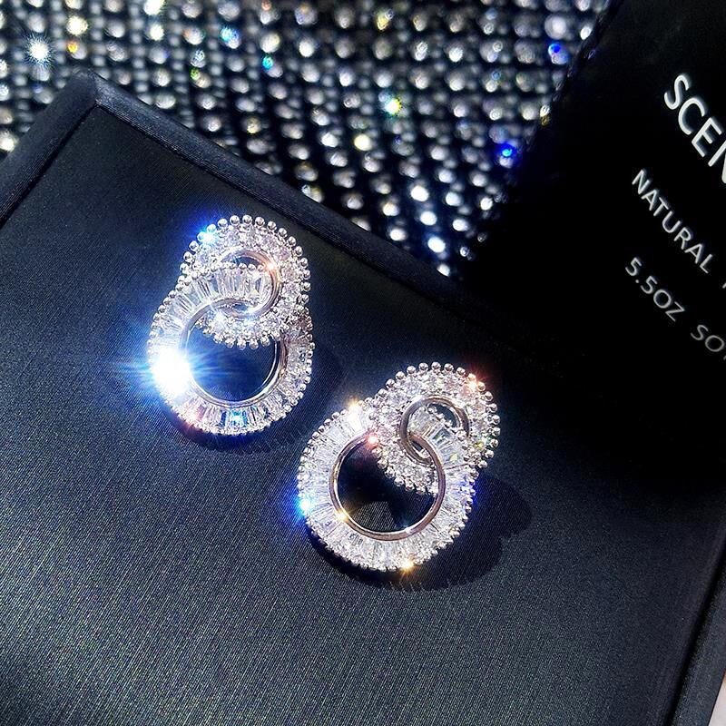 MOXIOrnament Same Style Super Flash Micro-инкрустированные серьги Изящные серьги в корейском стиле8Word Circle Heavy Industry Цирконовое ухо
MOXIOrnament Same Style Super Flash Micro-инкрустированные серьги Изящные серьги в корейском стиле8Word Circle Heavy Industry Цирконовое ухо