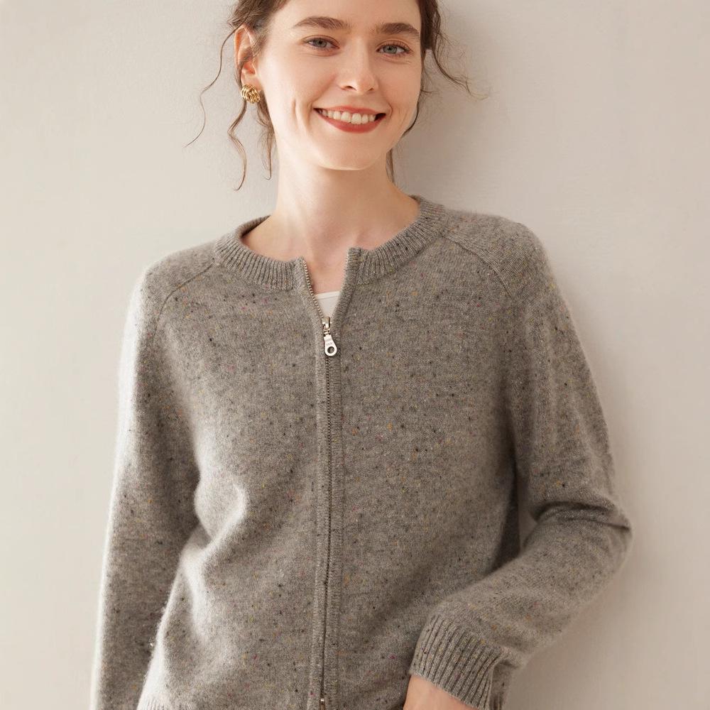 Women s Thick Cashmere Cardigan - Short, Raglan Sleeve, Double Zipper, Loose Fit Knitted Sweater Coat for Autumn/Winter. M
Women s Thick Cashmere Cardigan - Short, Raglan Sleeve, Double Zipper, Loose Fit Knitted Sweater Coat for Autumn/Winter. M