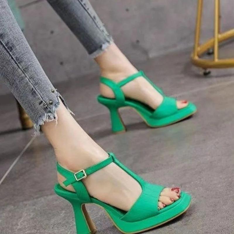 Мода 2024 года, новые босоножки на платформе с открытым носком, женские толстые высокие каблуки, модные замшевые босоножки с пряжкой на ремешке, элегантные женские летние туфли 36 зелёный
Мода 2024 года, новые босоножки на платформе с открытым носком, женские толстые высокие каблуки, модные замшевые босоножки с пряжкой на ремешке, элегантные женские летние туфли 36 зелёный
