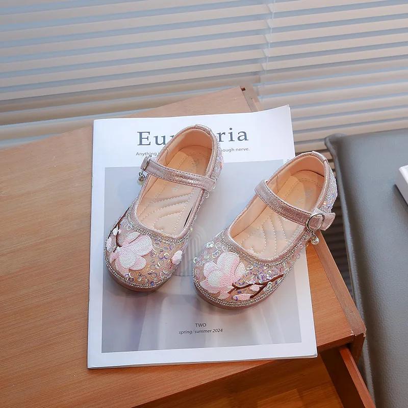 Girls Princess Shoes Chinese Embroidered Kids Leather Shoes with Sweet Butterfly 2024 New Children Flat Shoes with Shiny Sequins 23 розовый
Girls Princess Shoes Chinese Embroidered Kids Leather Shoes with Sweet Butterfly 2024 New Children Flat Shoes with Shiny Sequins 23 розовый