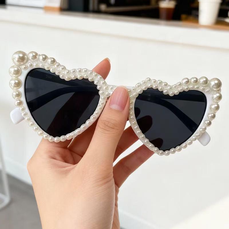 Heart-Shaped Pearl Embellished Sunglasses for Women - 2025 European Style
Heart-Shaped Pearl Embellished Sunglasses for Women - 2025 European Style