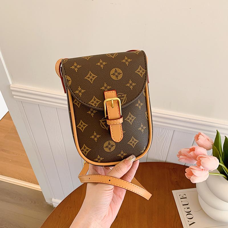 Изысканная сумка для мобильного телефона, женская новая высококлассная наплечная сумка с принтом, ретро универсальная маленькая квадратная сумка, модная сумка-мессенджер 14cm*13cm*19cm
Изысканная сумка для мобильного телефона, женская новая высококлассная наплечная сумка с принтом, ретро универсальная маленькая квадратная сумка, модная сумка-мессенджер 14cm*13cm*19cm