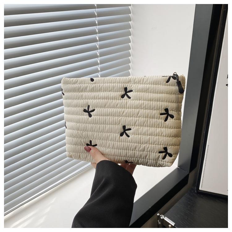Ins Fashion Women Handbag Portable Simple Oxford Bow Travel Organizer Makeup Storage Pouch Large Capacity Cosmetic Zipper Bag
Ins Fashion Women Handbag Portable Simple Oxford Bow Travel Organizer Makeup Storage Pouch Large Capacity Cosmetic Zipper Bag