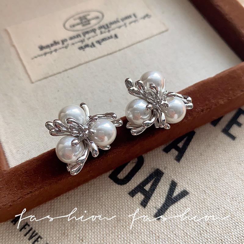 French light luxury fireworks pearl stud earrings sterling silver needle versatile simple temperament earrings old cold wind earrings
French light luxury fireworks pearl stud earrings sterling silver needle versatile simple temperament earrings old cold wind earrings