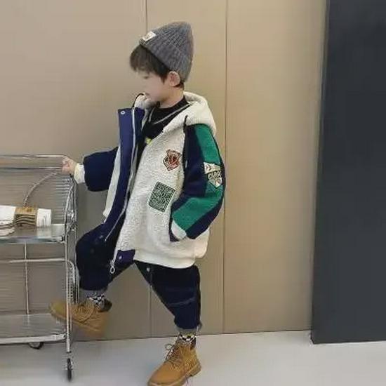Boys Lambskin Winter Coat: Velvet-Thickened, Loose-Fit Trendy Sweater for Kids 170 білий/вершковий
Boys Lambskin Winter Coat: Velvet-Thickened, Loose-Fit Trendy Sweater for Kids 170 білий/вершковий