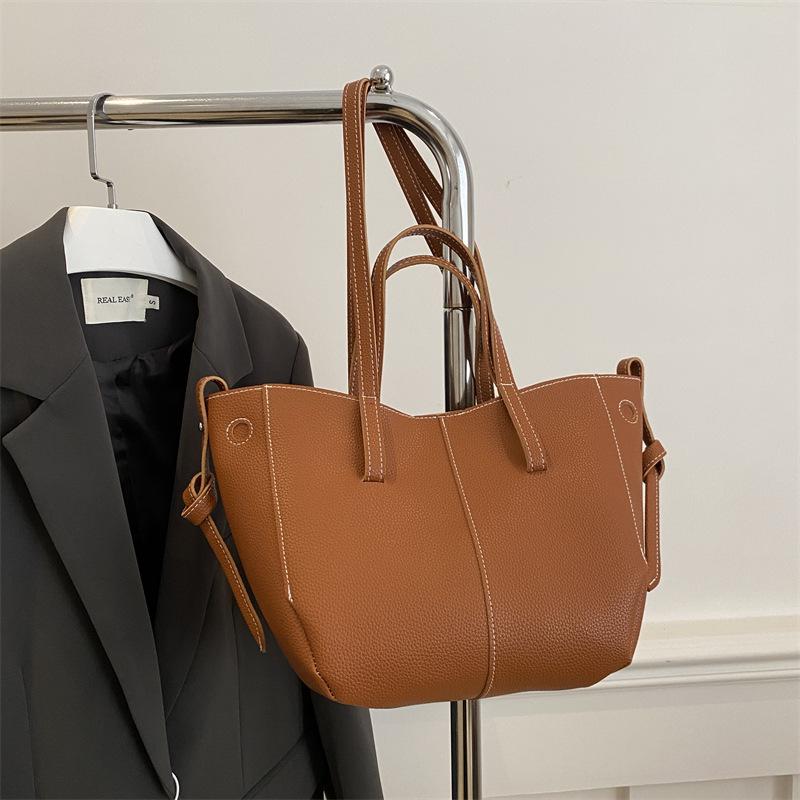 Light luxury European and American retro design tote bag women s niche versatile texture advanced large-capacity solid color shoulder bag коричневий
Light luxury European and American retro design tote bag women s niche versatile texture advanced large-capacity solid color shoulder bag коричневий