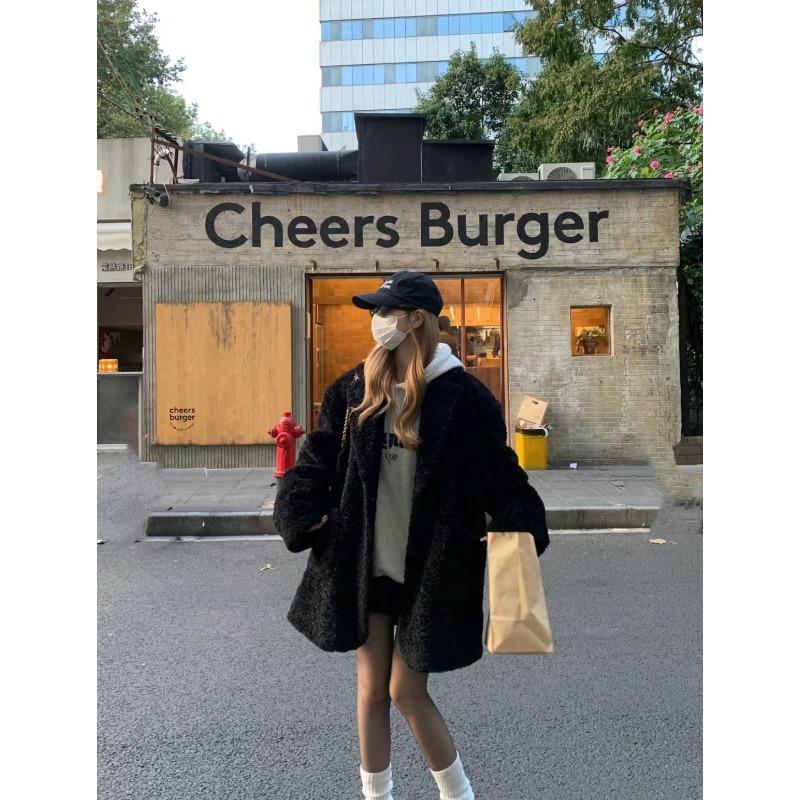 Пальто Тедди из черной овечьей шерсти женское зимнее утолщенное новое экологичное меховое высококлассное жареное уличное средней длины S
Пальто Тедди из черной овечьей шерсти женское зимнее утолщенное новое экологичное меховое высококлассное жареное уличное средней длины S