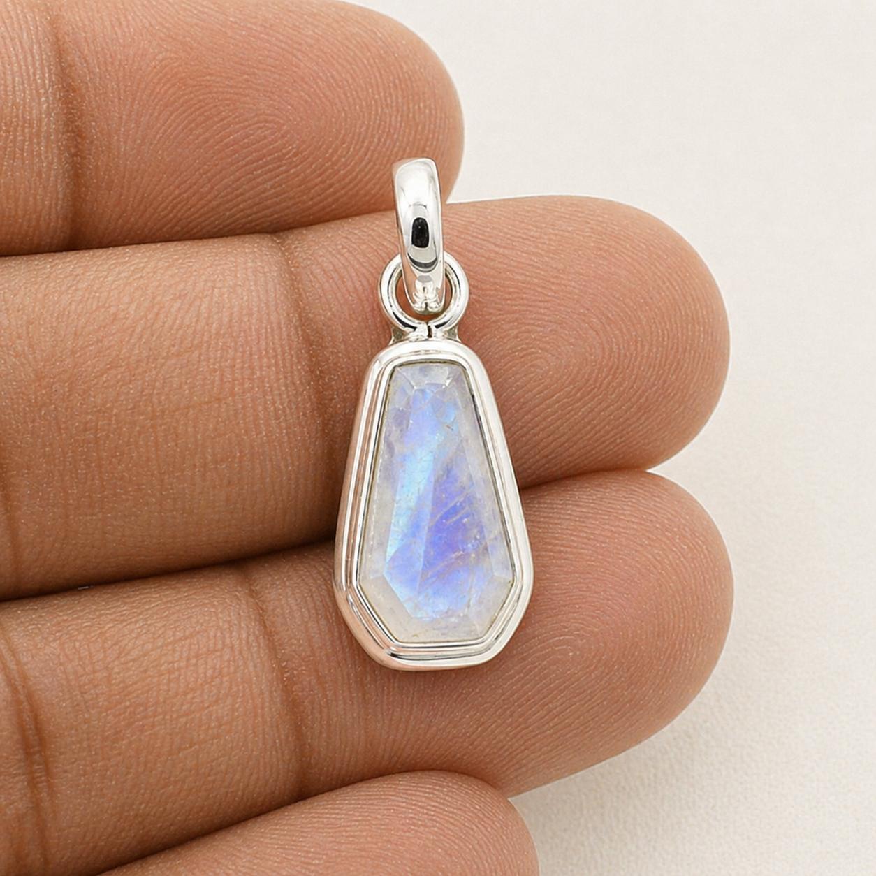 Rainbow Moonstone Pendant 925 Sterling Silver, Faceted Gemstone Necklace, Minimalist Handmade Healing Crystal Jewelry срібний
Rainbow Moonstone Pendant 925 Sterling Silver, Faceted Gemstone Necklace, Minimalist Handmade Healing Crystal Jewelry срібний