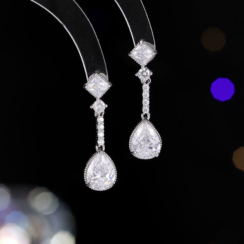 S925 silver needle temperament women s earrings light luxury high-end niche design bright zircon inlaid long water drop earrings червоний
S925 silver needle temperament women s earrings light luxury high-end niche design bright zircon inlaid long water drop earrings червоний