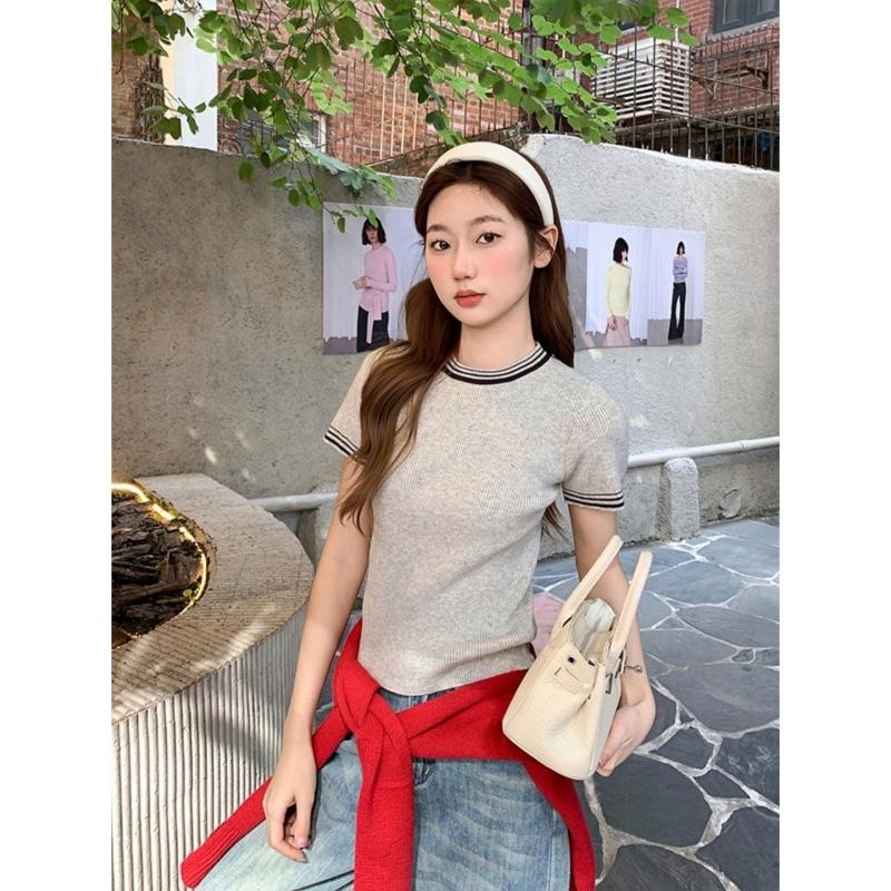 Chic Color-block Round-neck Fitted Knitted Short-sleeved T-shirt for Women in Summer - Extremely Stylish, Slimming, Short-sleeved Top. One size сірий колір
Chic Color-block Round-neck Fitted Knitted Short-sleeved T-shirt for Women in Summer - Extremely Stylish, Slimming, Short-sleeved Top. One size сірий колір