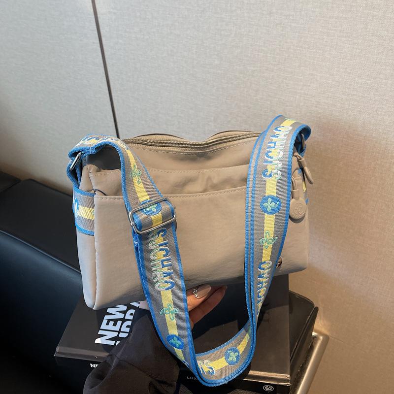 2025 новая женская многослойная сумка простая и модная сумка-подушка сумка через плечо сумка-мессенджер тканевая легкая маленькая сумка тренд
2025 новая женская многослойная сумка простая и модная сумка-подушка сумка через плечо сумка-мессенджер тканевая легкая маленькая сумка тренд