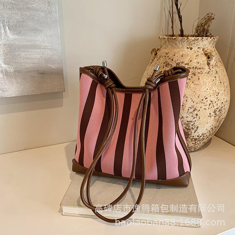 Large capacity bucket type autumn new design versatile casual striped shoulder bag messenger bag women розовый
Large capacity bucket type autumn new design versatile casual striped shoulder bag messenger bag women розовый