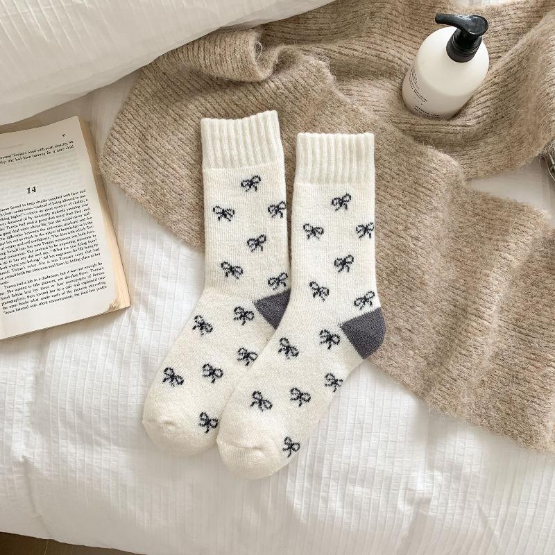Thick Cashmere Socks for Women in Autumn and Winter, with Added Fleece and Thickened Loops, Japanese-style Bow Striped Mid-calf Socks for Puppies 1 pair
Thick Cashmere Socks for Women in Autumn and Winter, with Added Fleece and Thickened Loops, Japanese-style Bow Striped Mid-calf Socks for Puppies 1 pair
