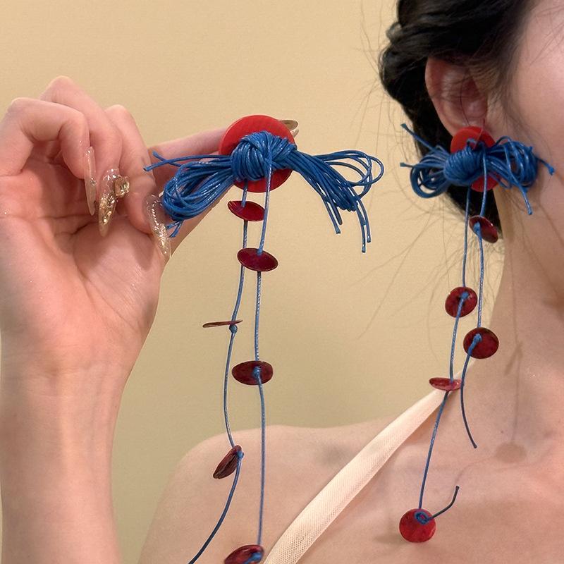 Round shell wax rope fringed earrings fashionable personality high-end stud earrings niche versatile temperament earrings women
Round shell wax rope fringed earrings fashionable personality high-end stud earrings niche versatile temperament earrings women