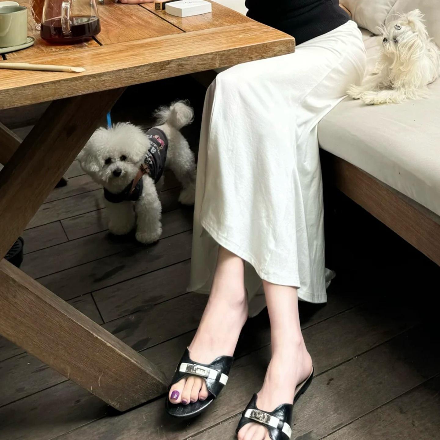 Wind metal buckle flat bottom outer slippers female crocodile pattern holiday beach slippers 35 чорний
Wind metal buckle flat bottom outer slippers female crocodile pattern holiday beach slippers 35 чорний