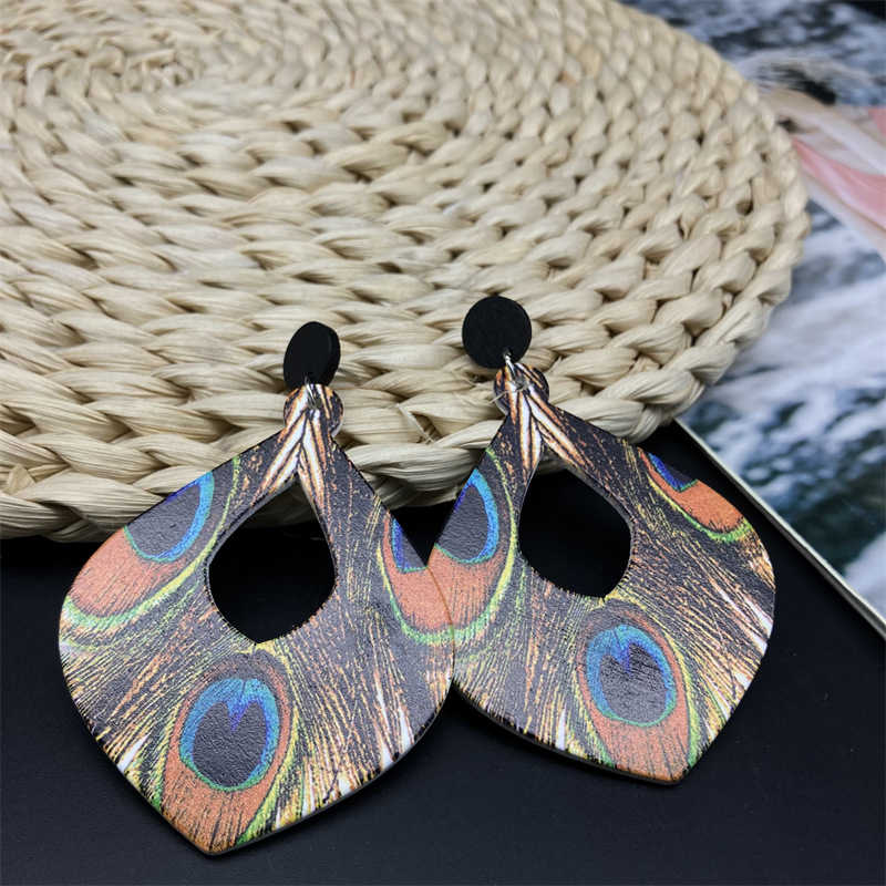 Bohemian Peacock Feather Long Earrings Wooden Earrings Retro Ethnic Style 5.2CM * 8CM
Bohemian Peacock Feather Long Earrings Wooden Earrings Retro Ethnic Style 5.2CM * 8CM