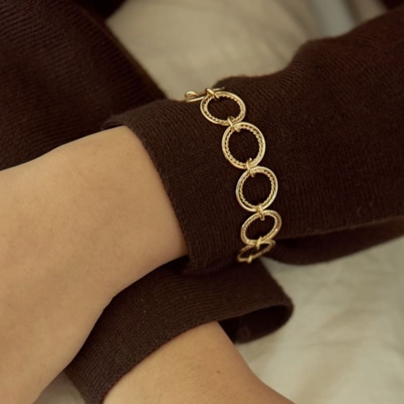 LAYERMOOD twin circle bracelet-gold free
LAYERMOOD twin circle bracelet-gold free
