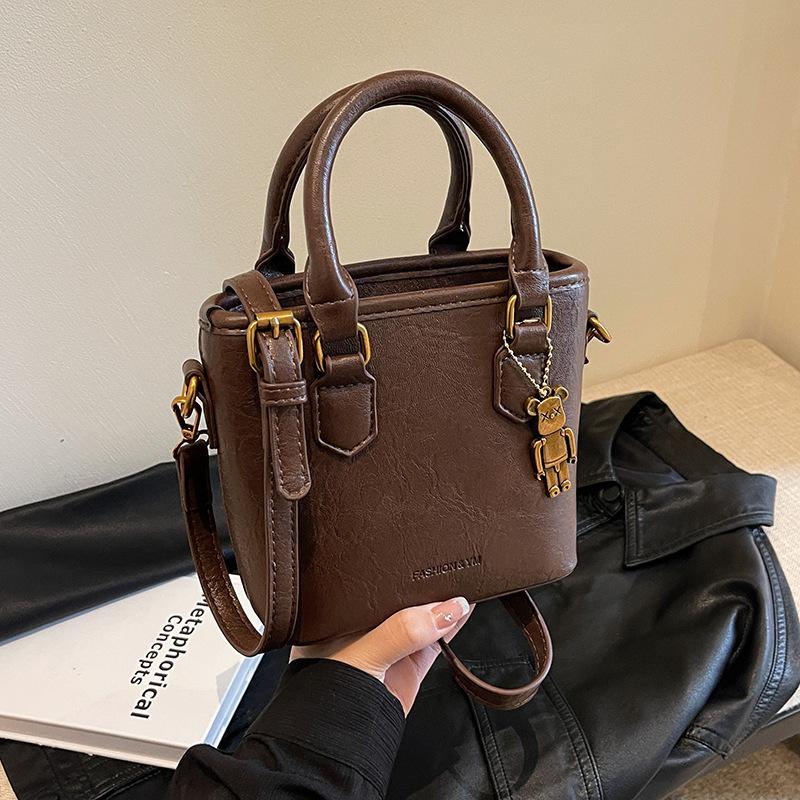 Women s bag 2025 new messenger bag spring bucket bag retro versatile high-end niche shoulder handbag 18*10*16
Women s bag 2025 new messenger bag spring bucket bag retro versatile high-end niche shoulder handbag 18*10*16